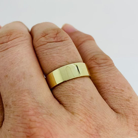 video of solid yellow gold 6.5mm ring on the ring finger of hand
